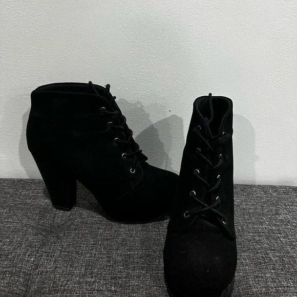 Agenda Black Lace-Up Ankle Booties Size 8W - Picture 1 of 3